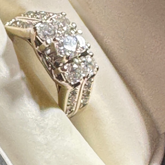 Elegant Diamond Wedding Set - Picture 10 of 16